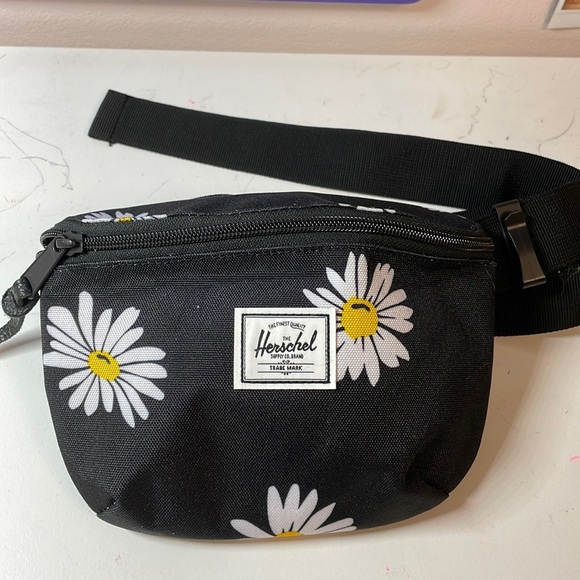 Herschel Supply Company Handbags - NWOT Herschel Supply Co daisy print fanny pack